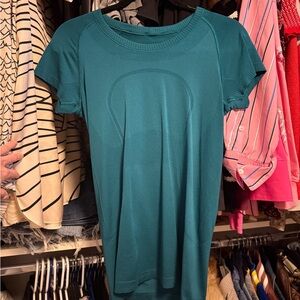 Swiftly Tech Short-Sleeve Shirt 2.0
Hip Length